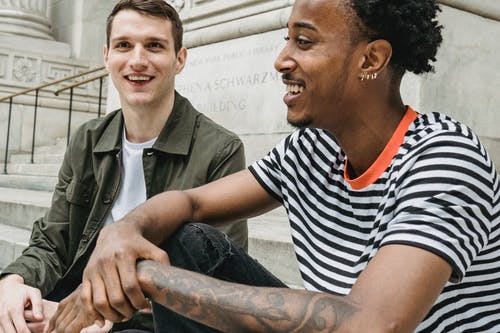 在黑色外套的男人旁边的黑色和白色条纹衬衫的男人 · 免费素材图片