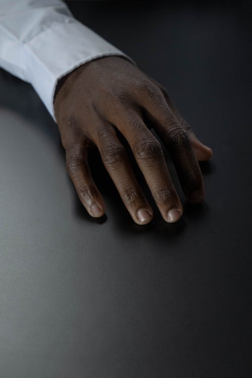 白色长袖衬衫的人 · 免费素材图片