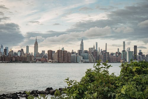 横跨水域的城市天际线 · 免费素材图片