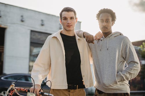 站在灰色毛衣的男人旁边的男人 · 免费素材图片