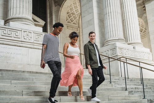 男人和女人在人行道上行走 · 免费素材图片