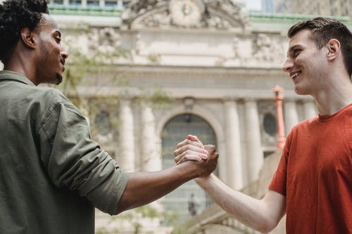 拿着红色塑料秸杆的绿色礼服衬衣的人 · 免费素材图片