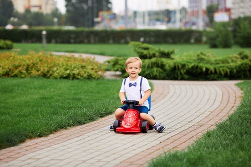有关儿童, 幼儿, 玩具车的免费素材图片