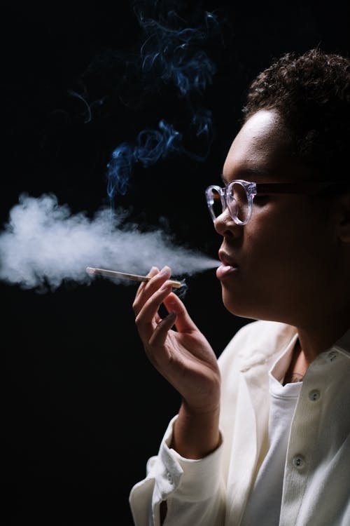 一个女人吸烟的特写镜头 · 免费素材图片
