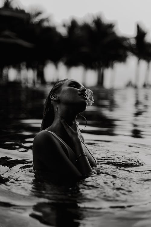 女人在水中的灰度照片 · 免费素材图片