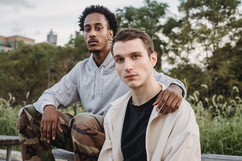 灰色夹克衬衫的男人旁边的白夹克的男人 · 免费素材图片