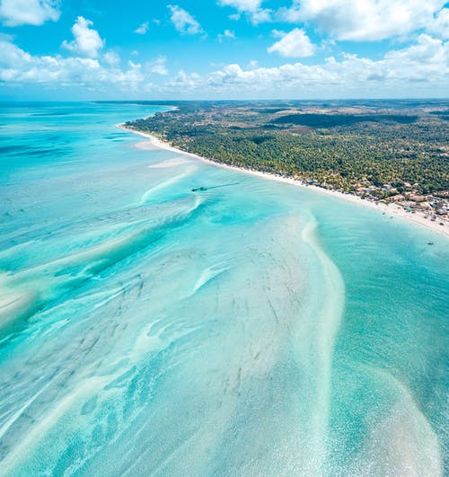蓝蓝的天空下的蓝色大海 · 免费素材图片
