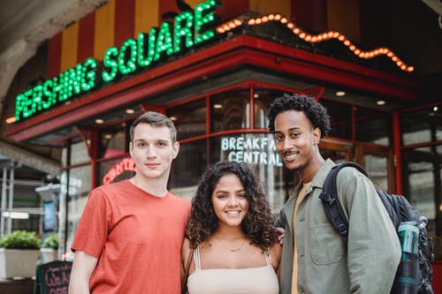 站在白色背心的女人旁边的红色圆领t恤的男人 · 免费素材图片