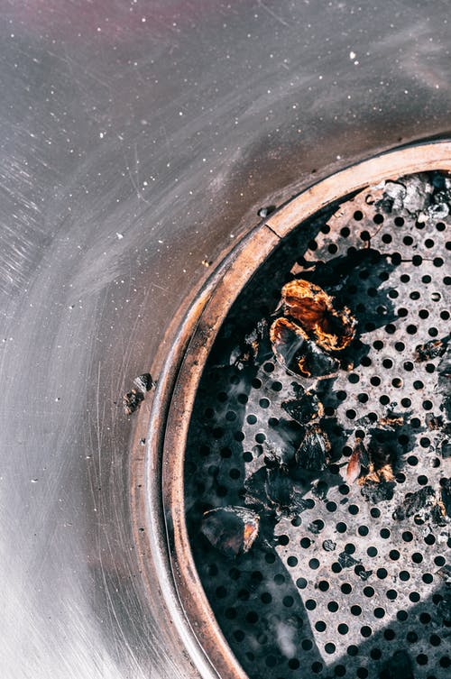 黑色和棕色的蜜蜂，在圆形的灰色金属容器 · 免费素材图片