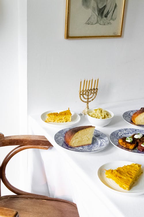 白色陶瓷板与食物 · 免费素材图片