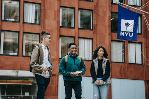 站在灰色开衫的女人旁边的蓝色长袖衬衫的男人 · 免费素材图片
