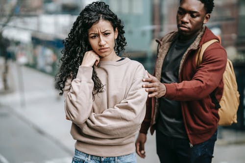 灰色毛衣和蓝色牛仔牛仔裤的女人 · 免费素材图片