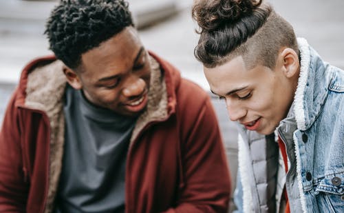 棕色皮夹克的男人 · 免费素材图片