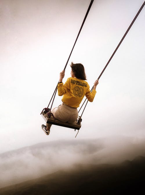 黄色衬衫骑在秋千上的男孩 · 免费素材图片