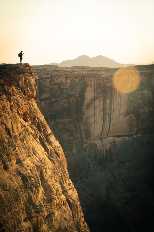 站在岩层上的人 · 免费素材图片