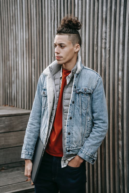 蓝色牛仔夹克和橙色衬衫的男人 · 免费素材图片