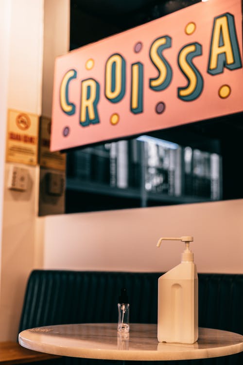 棕色的木桌上的白色塑料泵瓶 · 免费素材图片