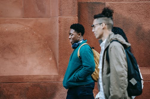 站在黑色外套的男人旁边的蓝夹克的男人 · 免费素材图片