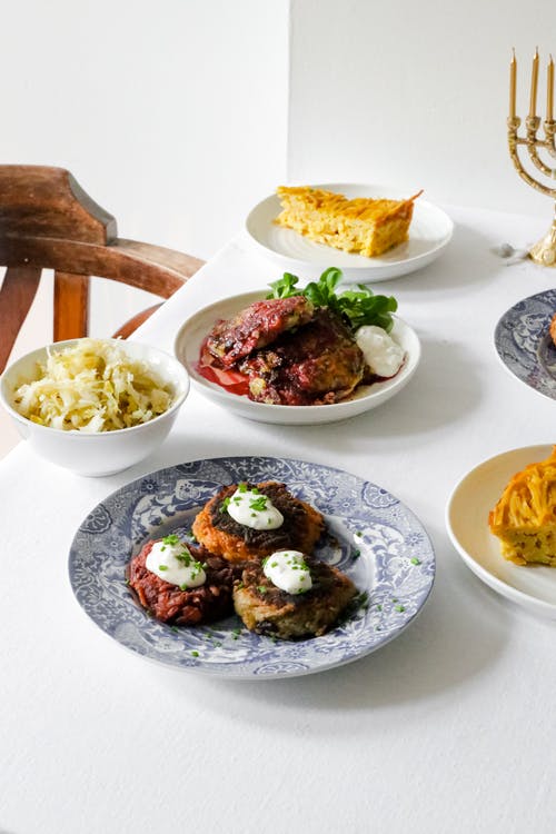 白色陶瓷板中的熟食 · 免费素材图片