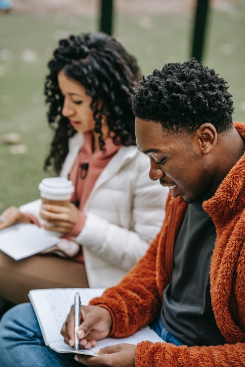 橙色围巾和白色礼服衬衫的男人 · 免费素材图片
