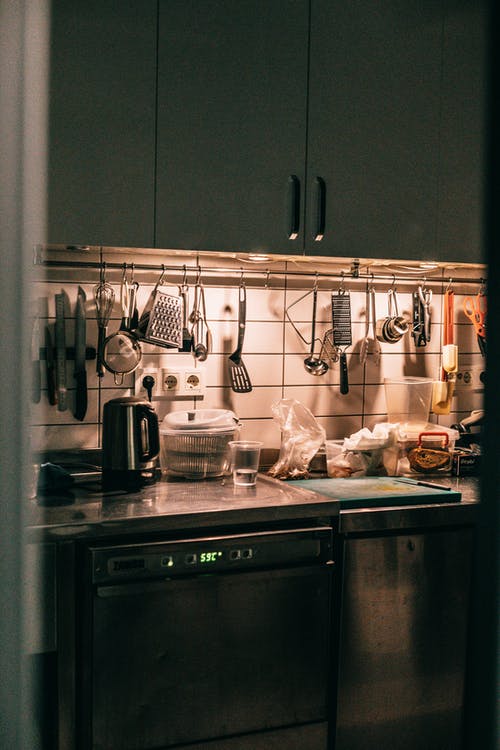 不锈钢厨房水槽带龙头 · 免费素材图片
