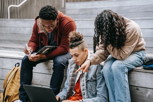 坐在红色外套的女人旁边的蓝色牛仔牛仔裤的男人 · 免费素材图片
