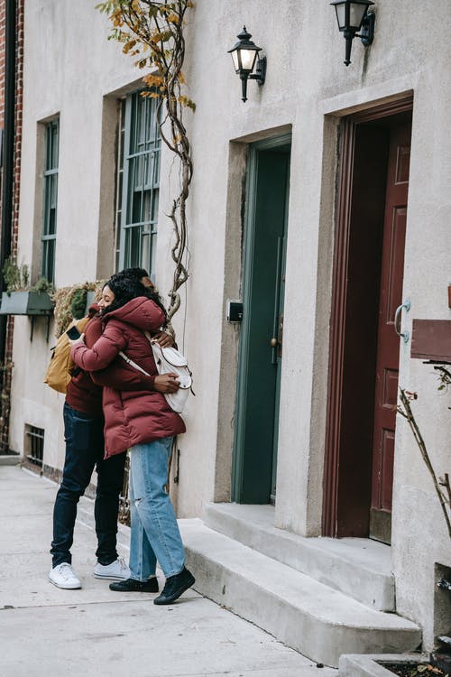 红色夹克携带棕色背包的女人 · 免费素材图片