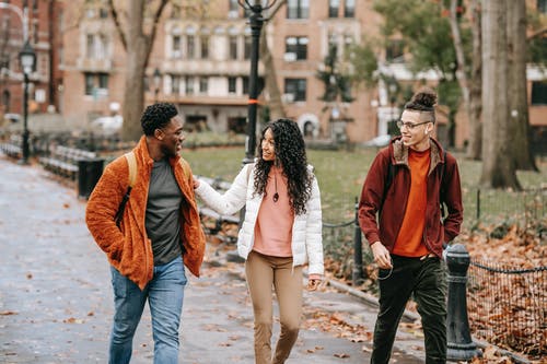 男人和女人在大街上行走 · 免费素材图片