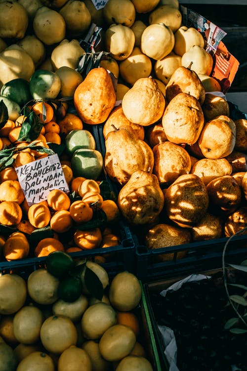 市场摊位上展示的成熟水果 · 免费素材图片