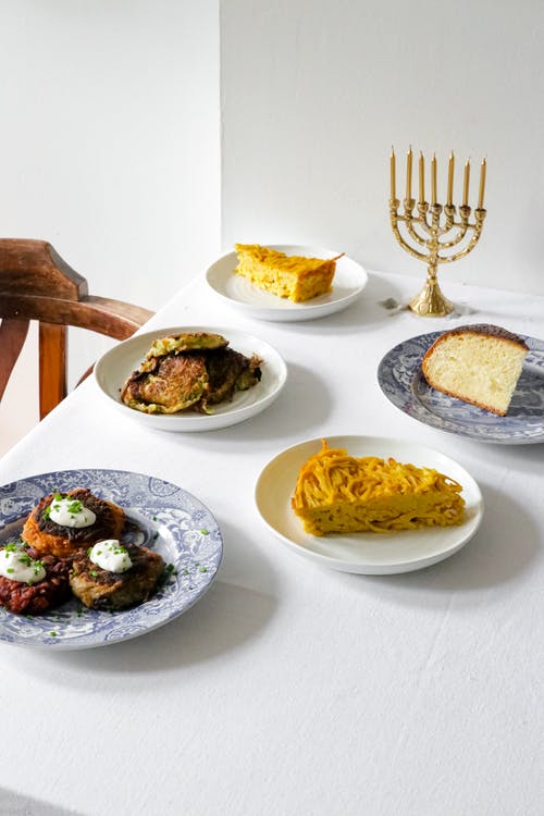 白色陶瓷板，上面放着食物 · 免费素材图片