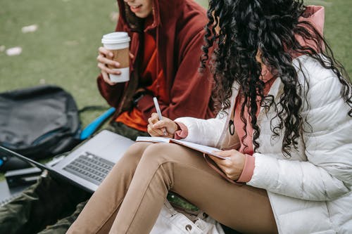 白色长袖衬衫和白色的裤子，坐在灰色的混凝土长凳上的女人 · 免费素材图片
