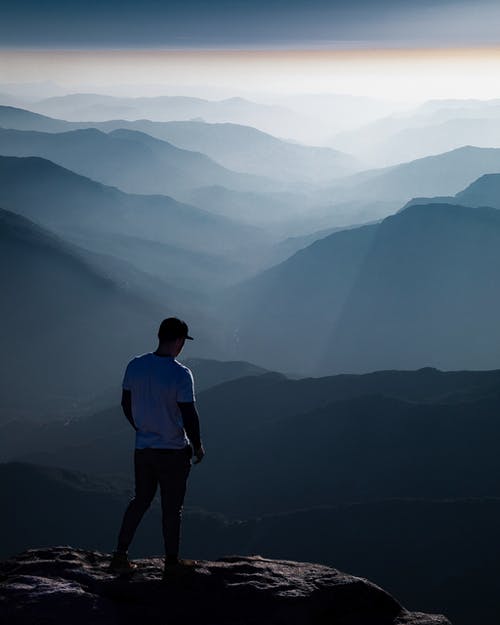 站在山顶的蓝衬衫的男人 · 免费素材图片