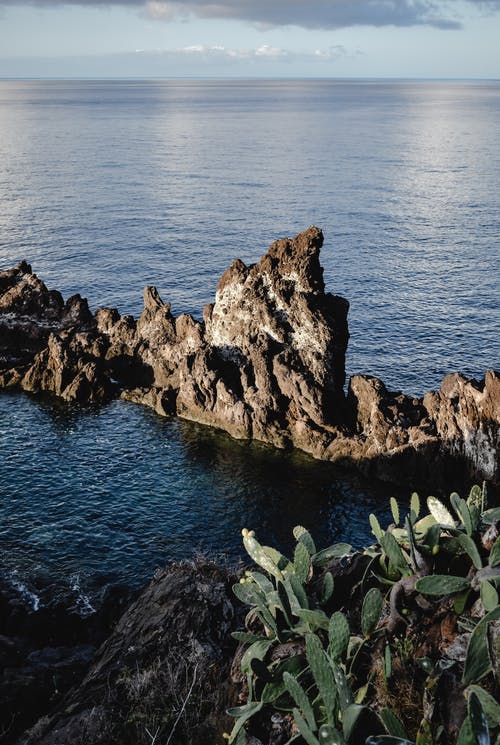 水体上的棕色岩层 · 免费素材图片