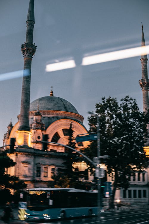 在晚上与公共汽车的街道上的老年的清真寺 · 免费素材图片