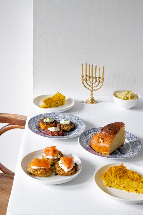 桌上的陶瓷板上的面包 · 免费素材图片