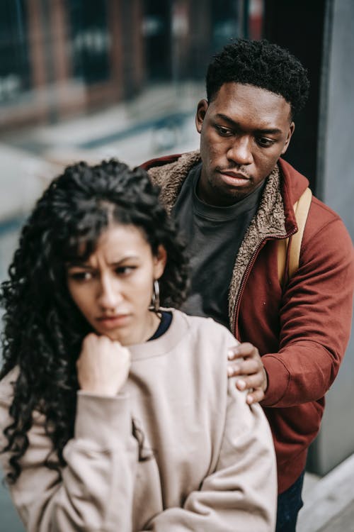 红色长袖衬衫的男人旁边白色长袖衬衫的女人 · 免费素材图片