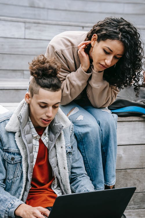 坐在棕色外套的女人旁边的蓝色牛仔夹克的女人 · 免费素材图片