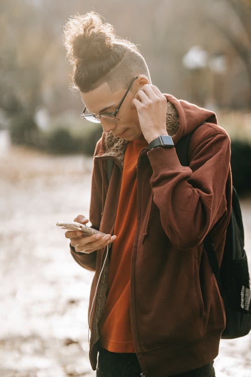 覆盖着她的脸，用棕色围巾的棕色外套的女人 · 免费素材图片