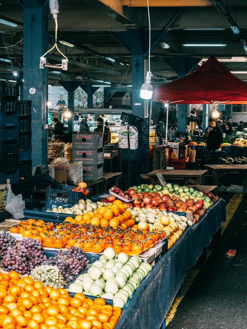 市场上的水果摊 · 免费素材图片