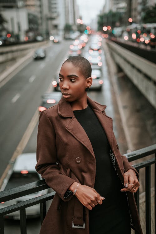 站在火车站的棕色外套的女人 · 免费素材图片