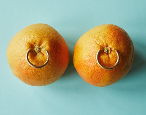 2白色表面上的橙色水果 · 免费素材图片