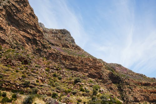 蓝蓝的天空下的布朗洛矶山脉 · 免费素材图片