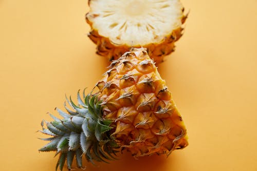 黄色桌上的菠萝果实 · 免费素材图片