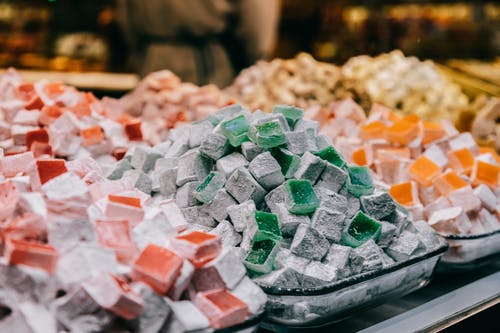 透明玻璃托盘上的绿色和白色糖果 · 免费素材图片