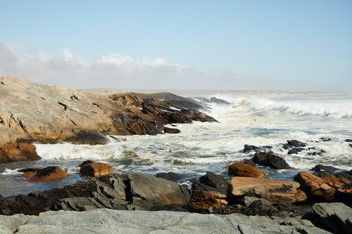海边的棕色岩石 · 免费素材图片