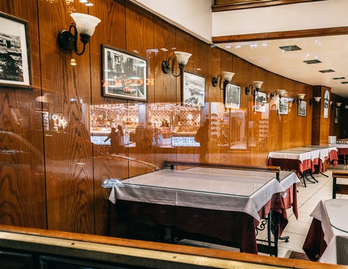 棕色的木桌和椅子 · 免费素材图片