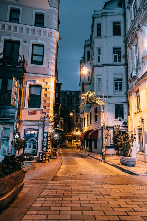 夜间在大街上行走的人 · 免费素材图片