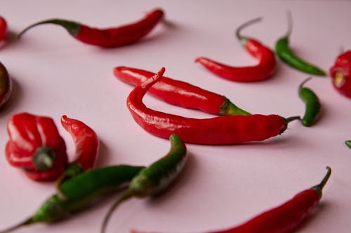 白色表面上的红辣椒 · 免费素材图片