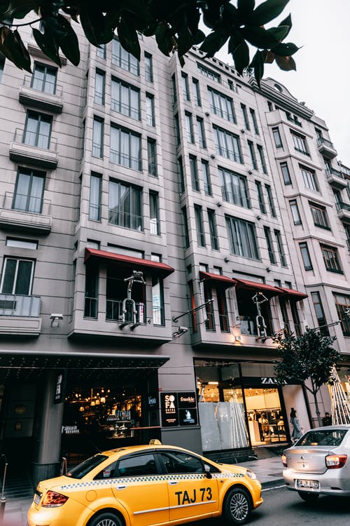 白色和红色的混凝土建筑 · 免费素材图片