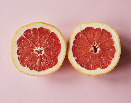 在白色的表面切成薄片的橙色水果 · 免费素材图片